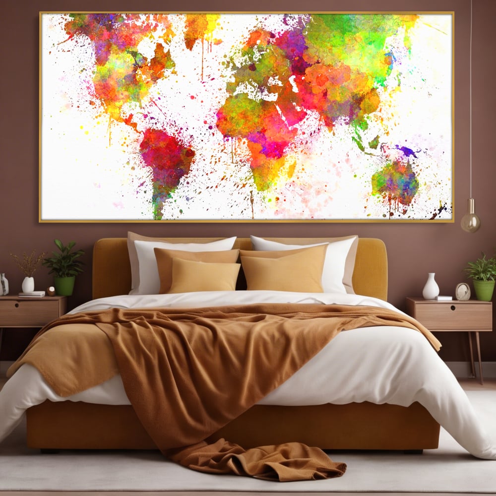 Tablou canvas cu tablou canvas cu harta lumii pictata, in rama de aluminiu auriu, pe perete intr-un dormitor